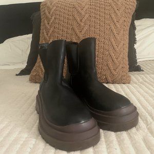 Urban Outfiters UO Betty Threaded Chelsea Boots